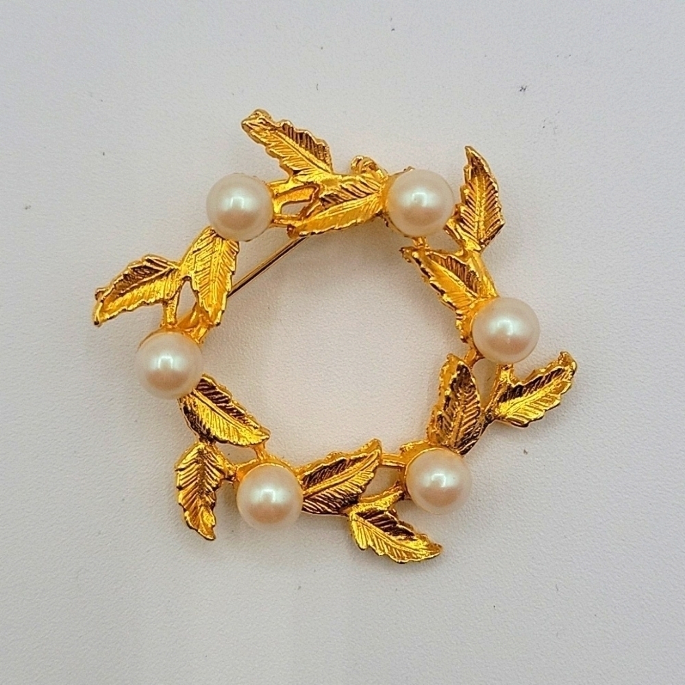 DFA Brooch Vintage Gold Tone Wreath w/ Faux Pearls